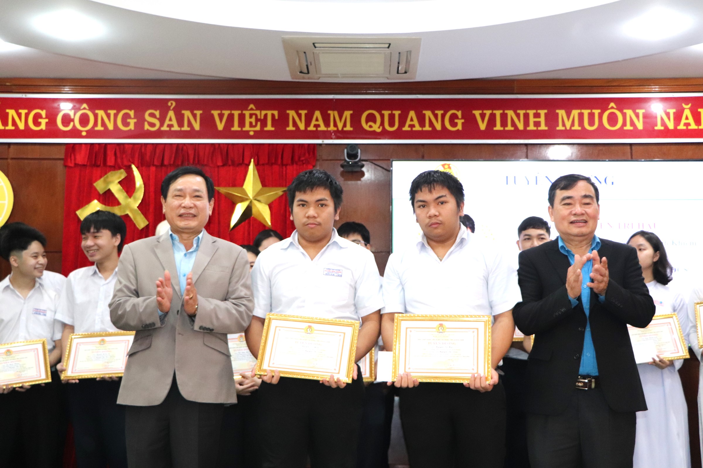 LĐLĐ tỉnh Quảng Nam tuy&ecirc;n dương cặp song sinh học tập xuất sắc- Ảnh 5.