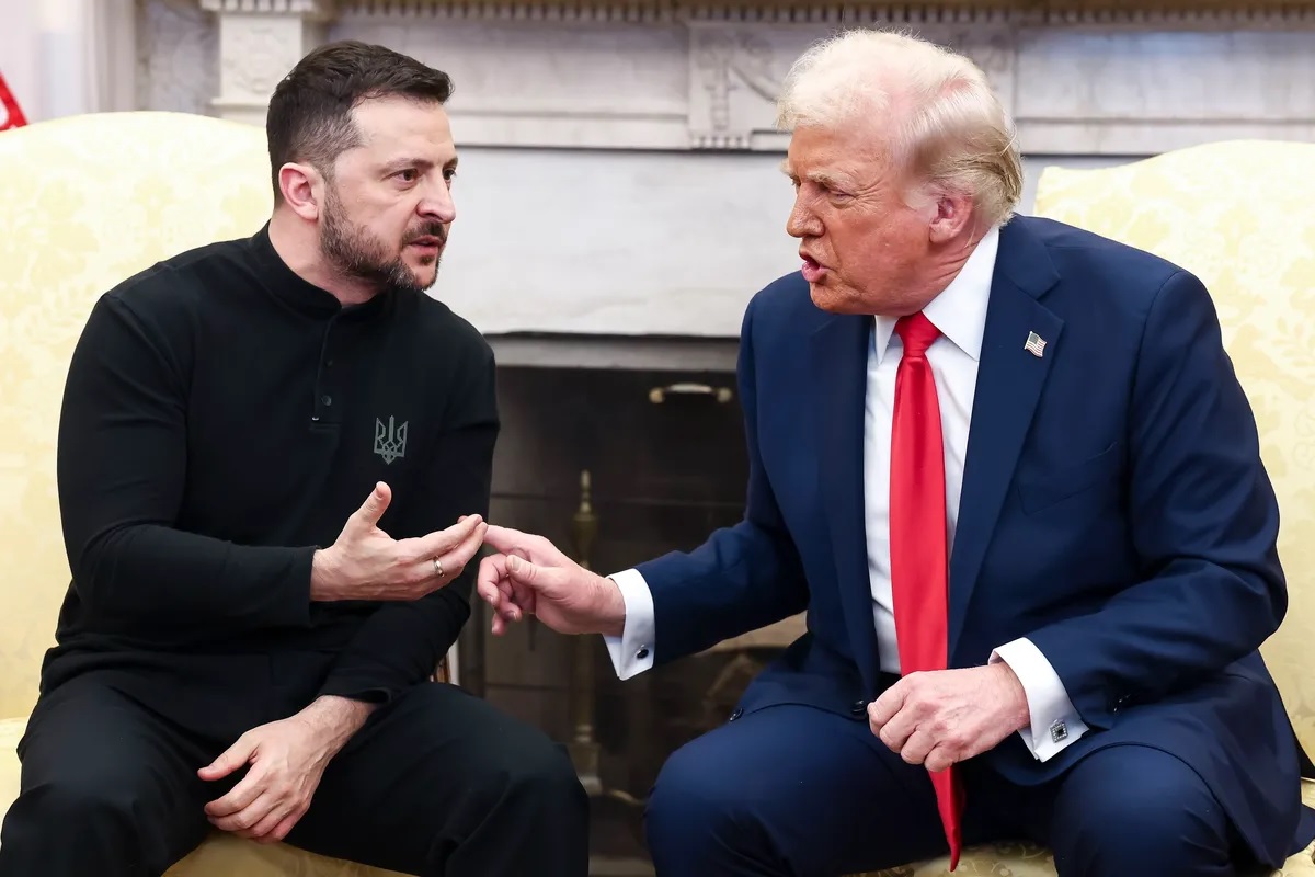 Tổng thống Ukraine Volodymyr Zelensky tranh luận với Tổng thống Mỹ Donald Trump tại ph&ograve;ng Bầu dục ng&agrave;y 28-2. Ảnh: EPA-EFE/JIM LO SCALZO/POOL