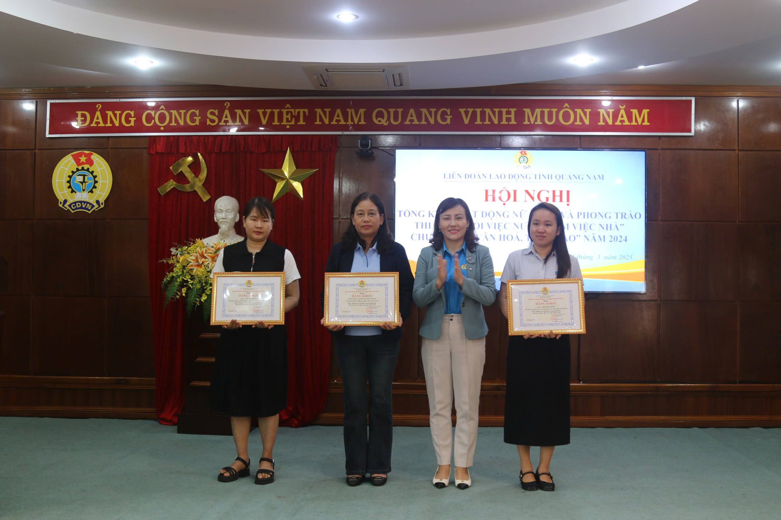 LĐLĐ tỉnh Quảng Nam tuy&ecirc;n dương cặp song sinh học tập xuất sắc- Ảnh 1.