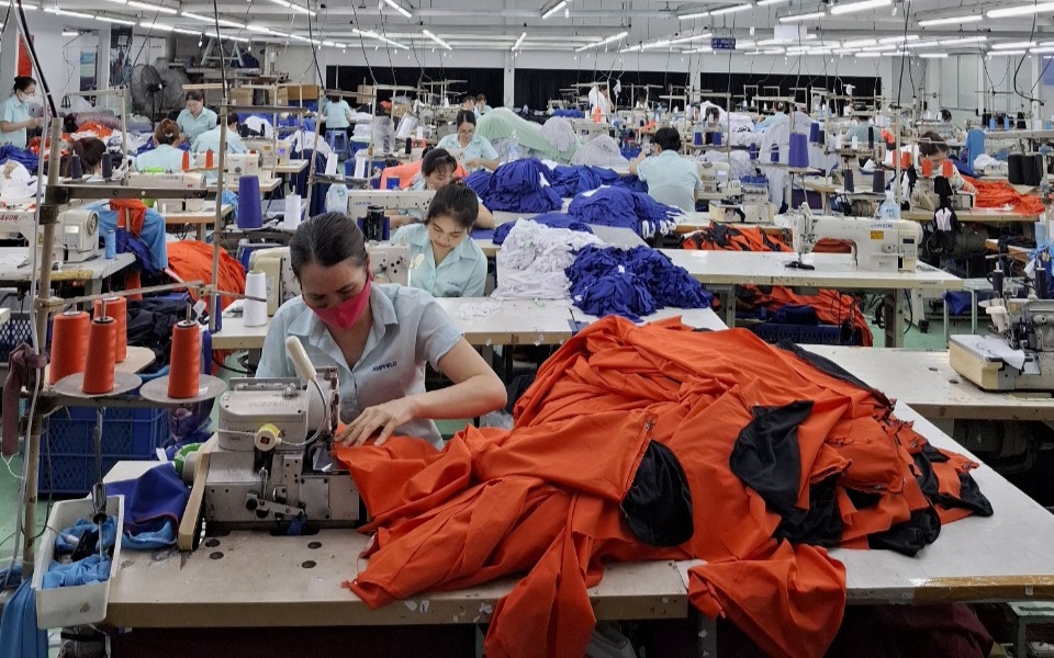 V&igrave; sao doanh nghiệp dệt may kh&oacute; tăng lương cho c&ocirc;ng nh&acirc;n?
