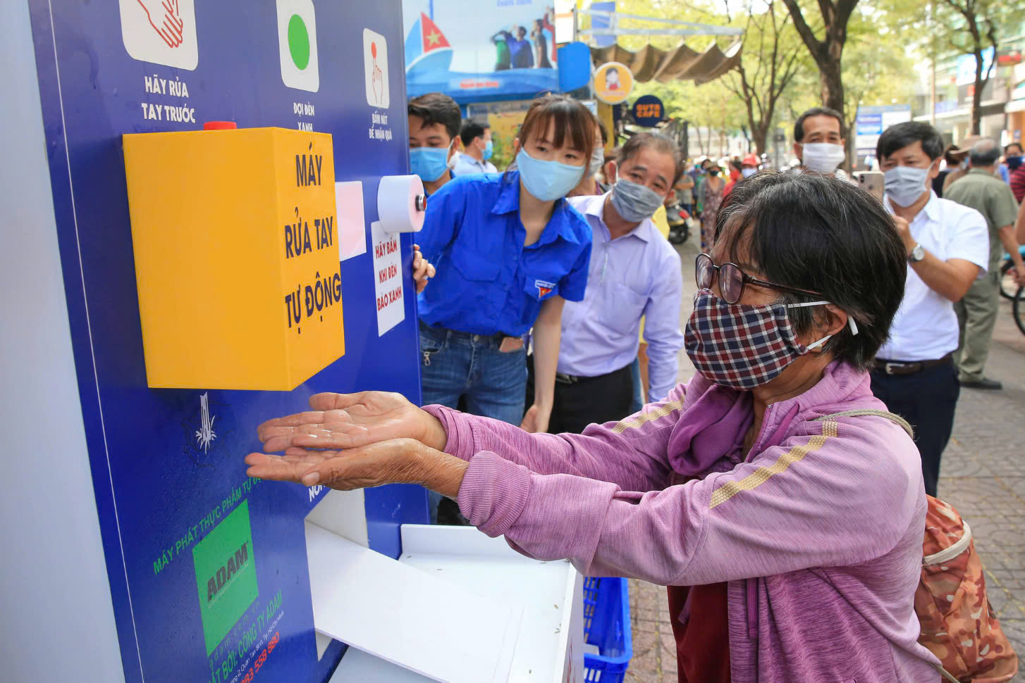 C&acirc;y &ldquo;ATM thực phẩm miễn ph&iacute;&rdquo; do B&aacute;o Người Lao Động thực hiện trong đại dịch COVID-19Ảnh: HO&Agrave;NG TRIỀU