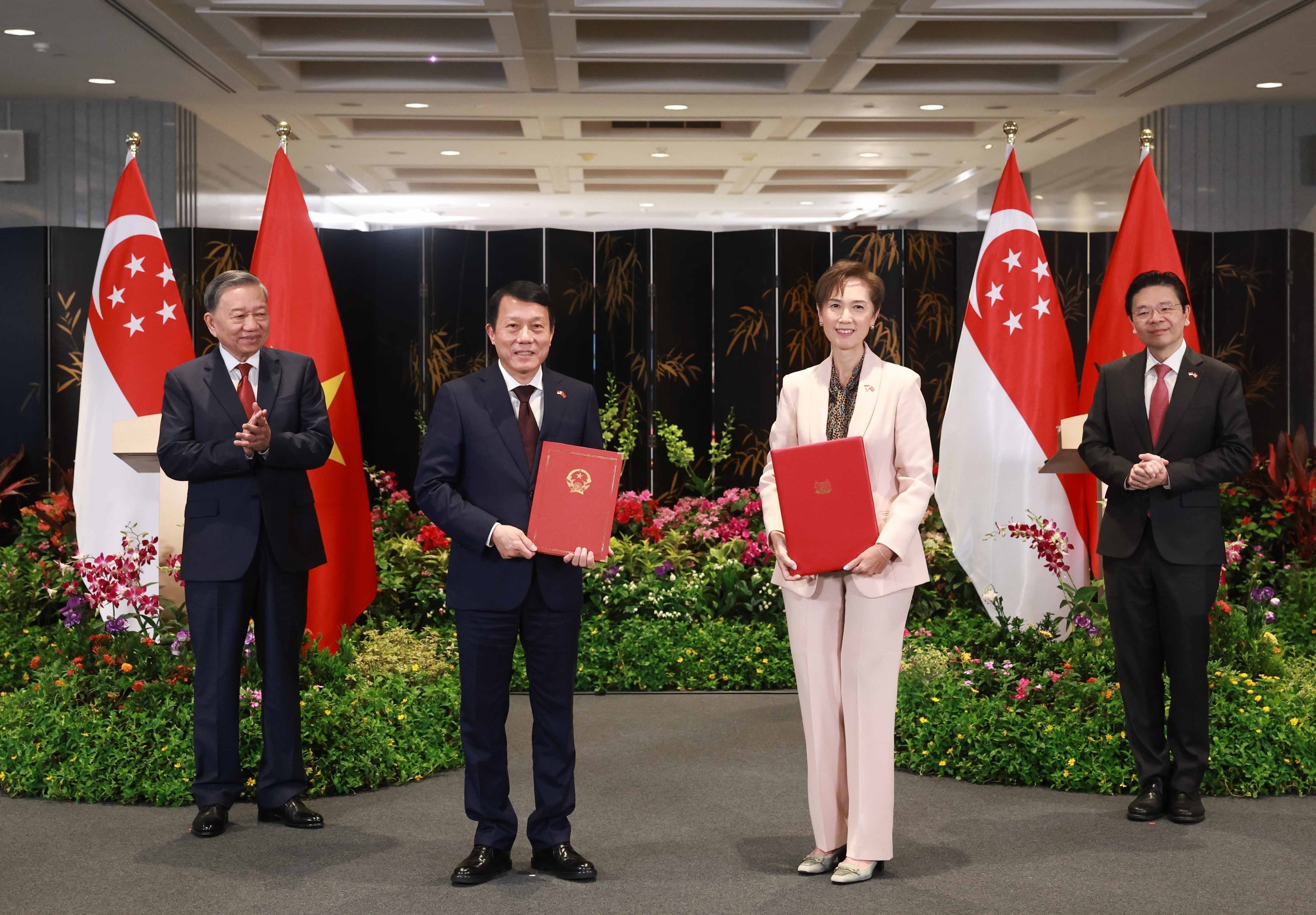 Tổng B&iacute; thư T&ocirc; L&acirc;m v&agrave; Thủ tướng Singapore Lawrence Wong chứng kiến trao Bản ghi nhớ về chuyển đổi số giữa Bộ C&ocirc;ng an Việt Nam v&agrave; Bộ Ph&aacute;t triển số v&agrave; Th&ocirc;ng tin SingaporeẢnh: TTXVN