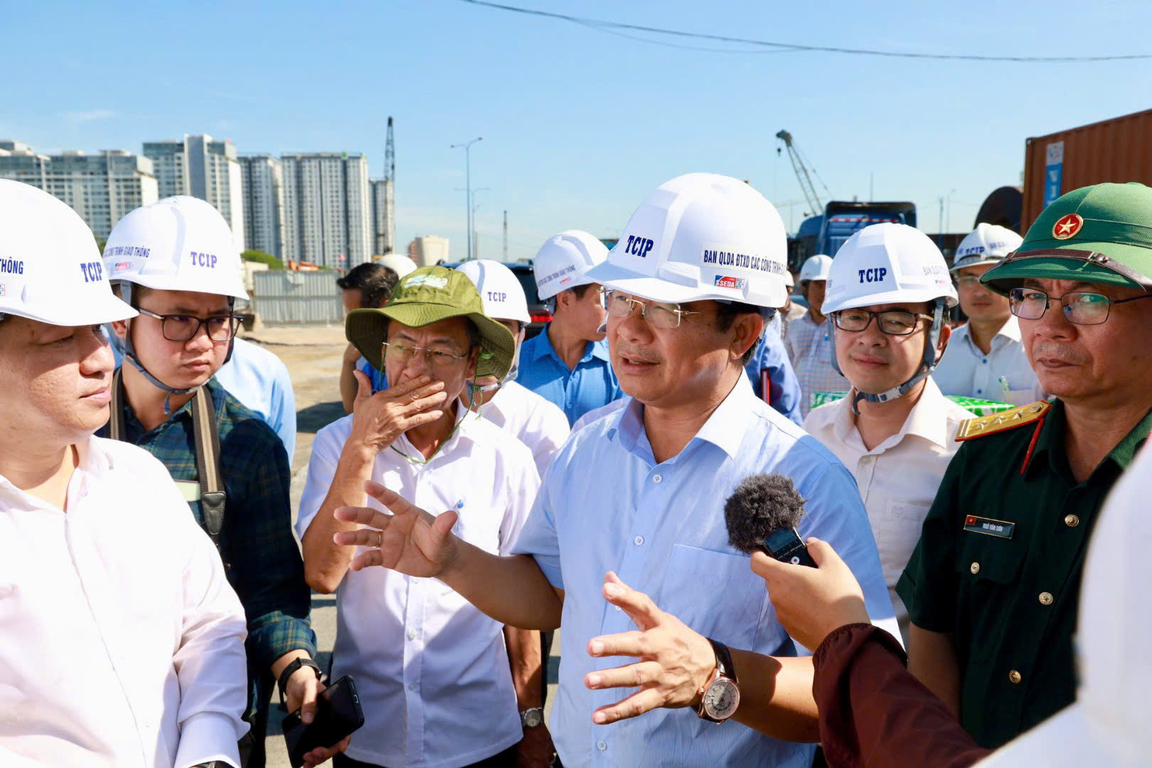 Chủ tịch UBND TP HCM Nguyễn Văn Được chỉ đạo tại n&uacute;t giao An Ph&uacute; Ảnh: Ngọc Qu&yacute;