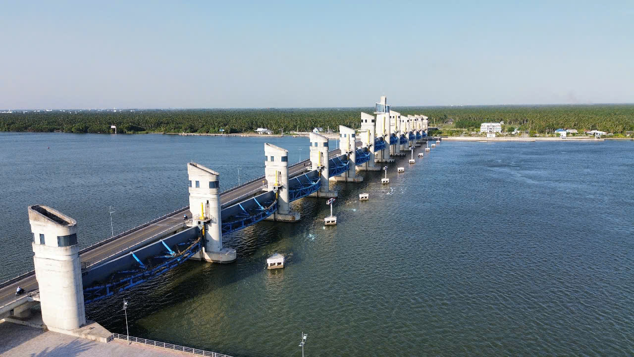 Cống Cái Lớn vận hành liên tục từ đầu mùa khô 2025 để điều tiết nước cho tỉnh Kiên Giang và các tỉnh lân cận Ảnh: DUY NHÂN