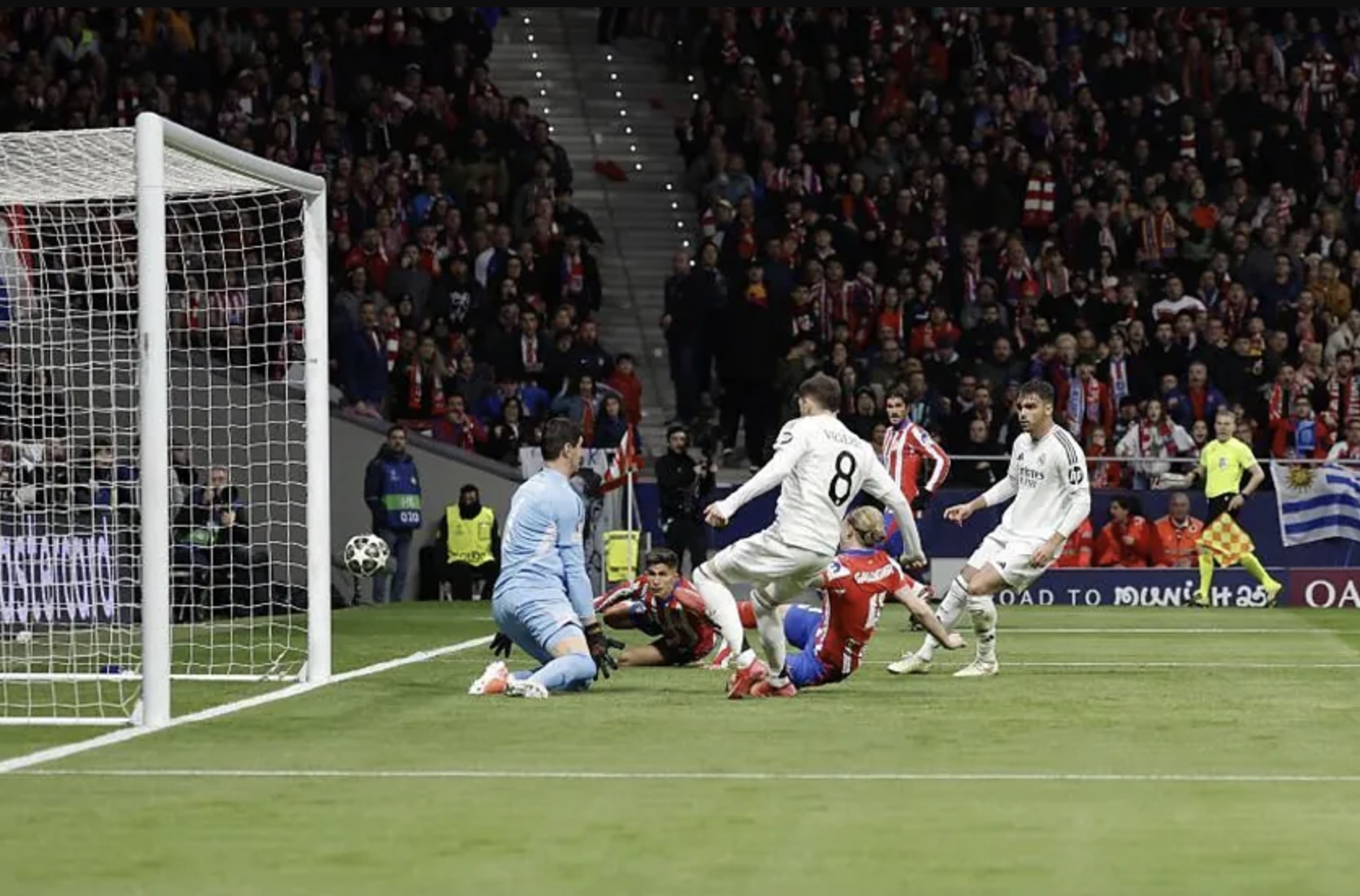 Thắng Atletico loạt đ&aacute; lu&acirc;n lưu, Real Madrid gi&agrave;nh v&eacute; tứ kết Champions League- Ảnh 1.