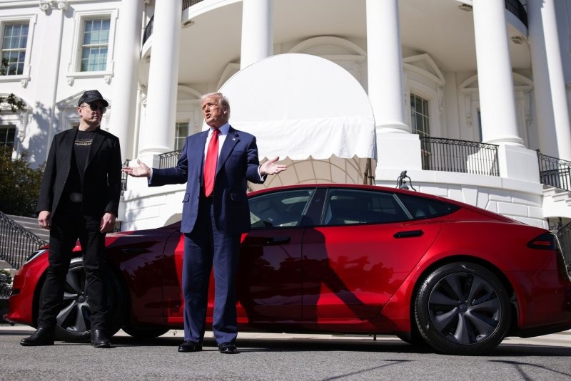 B&atilde;i cỏ Nh&agrave; Trắng biến th&agrave;nh &ldquo;showroom&rdquo; xe Tesla- Ảnh 1.