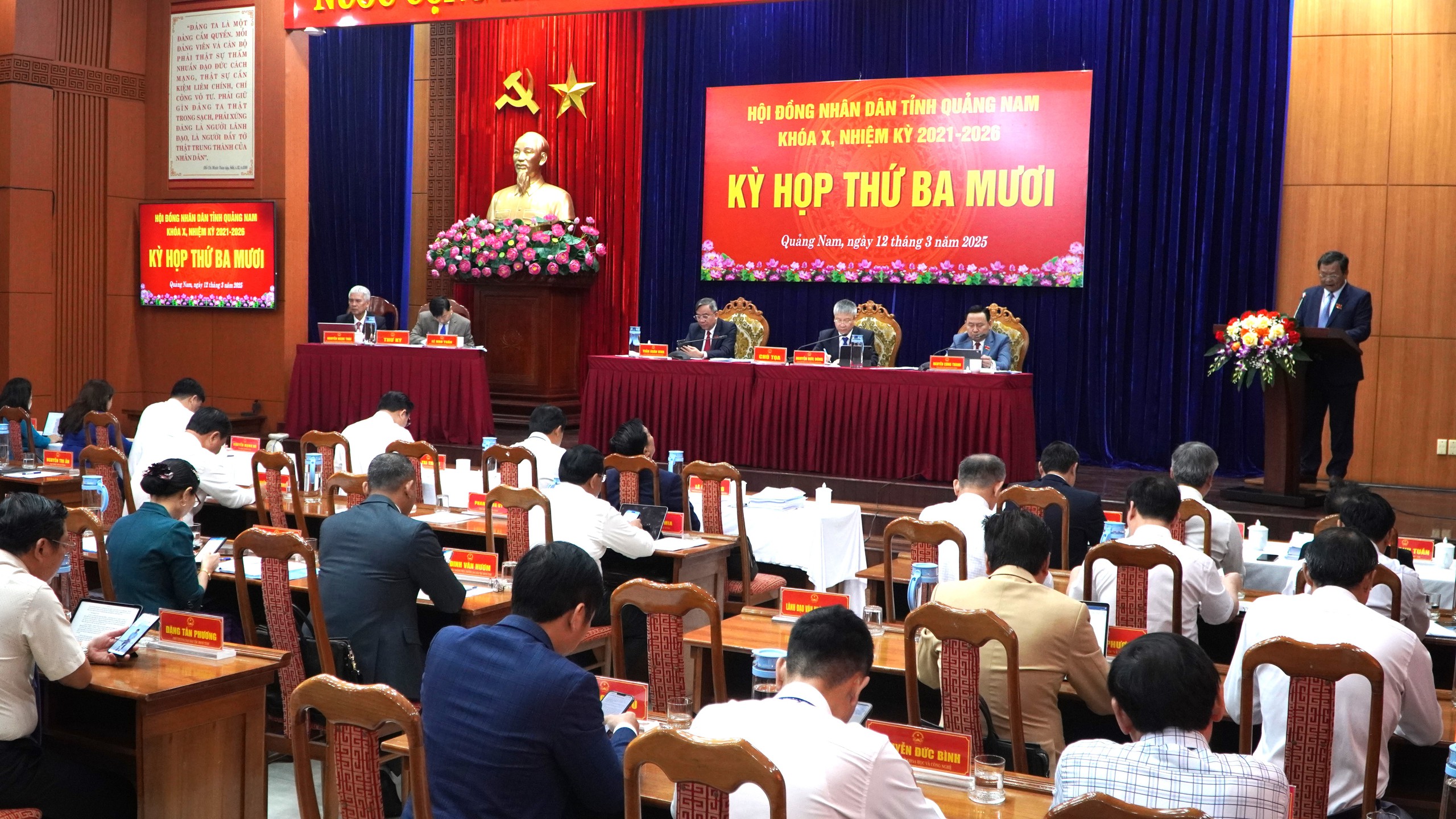 Quảng Nam chi 315 tỉ hỗ trợ xây mộ liệt sĩ, mộ Mẹ Việt Nam anh hùng ngoài nghĩa trang- Ảnh 1.