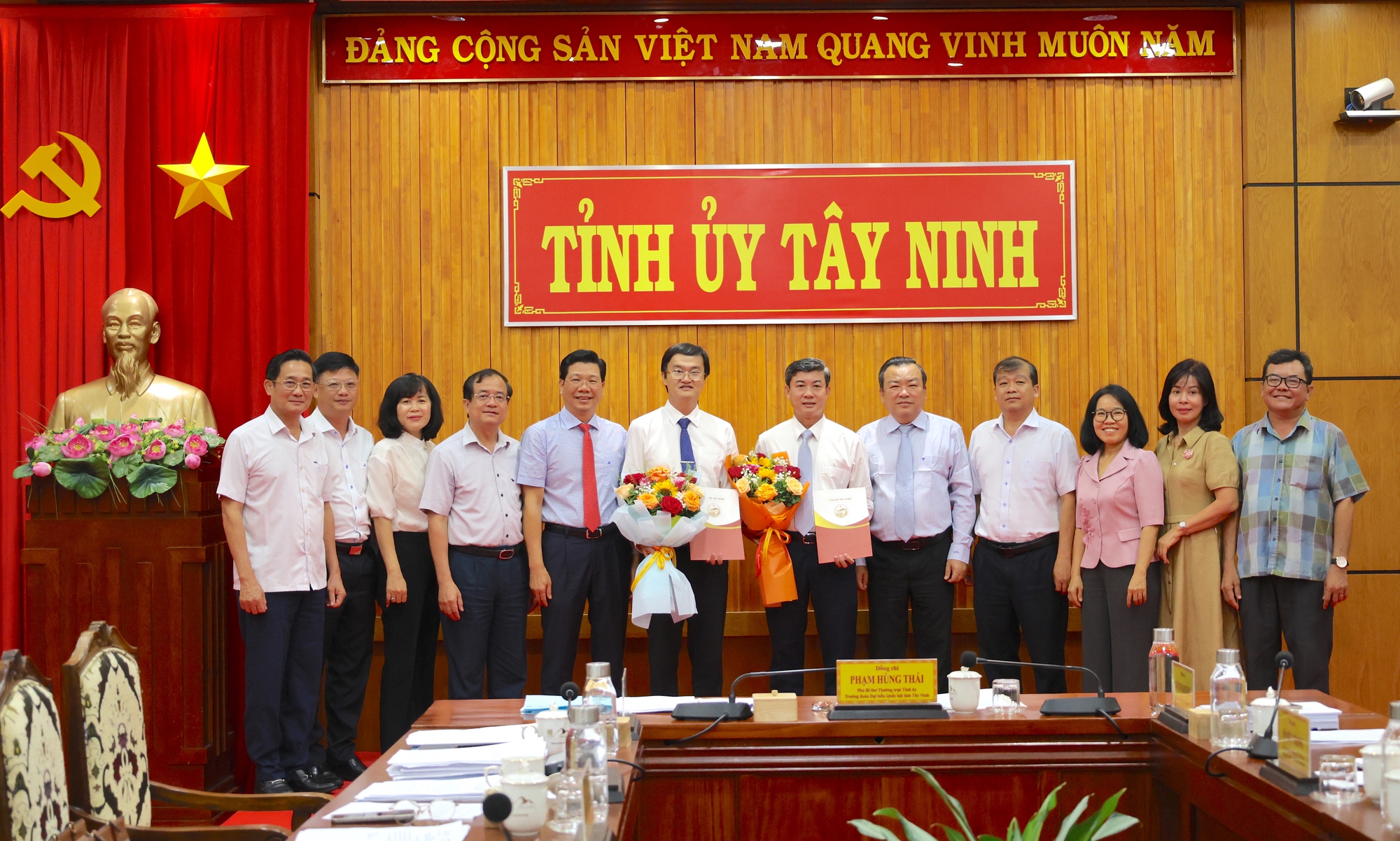 Trao quyết định của Ban B&iacute; thư Trung ương Đảng về c&ocirc;ng t&aacute;c c&aacute;n bộ ở T&acirc;y Ninh- Ảnh 1.