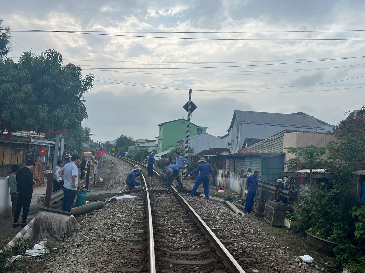 CLIP: Đ&oacute;ng lối đi tự mở nơi nữ sinh vi&ecirc;n bị t&agrave;u lửa t&ocirc;ng tử vong- Ảnh 1.