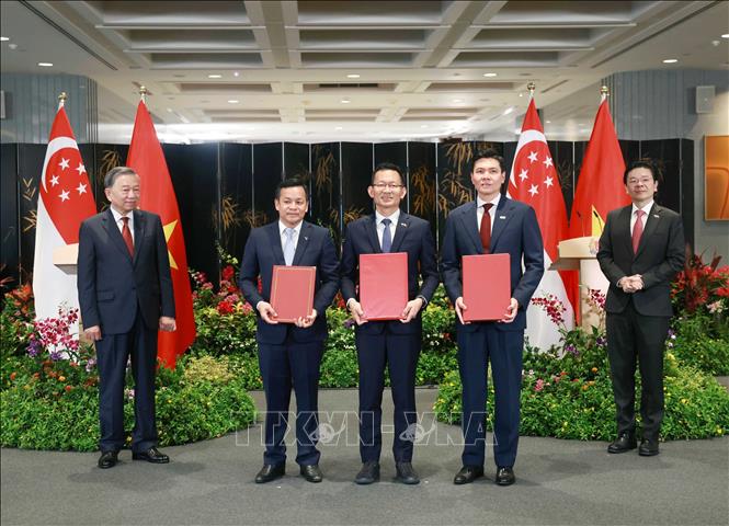 Tổng B&iacute; thư T&ocirc; L&acirc;m v&agrave; Thủ tướng Singapore chứng kiến trao c&aacute;c văn kiện hợp t&aacute;c giữa hai nước- Ảnh 1.
