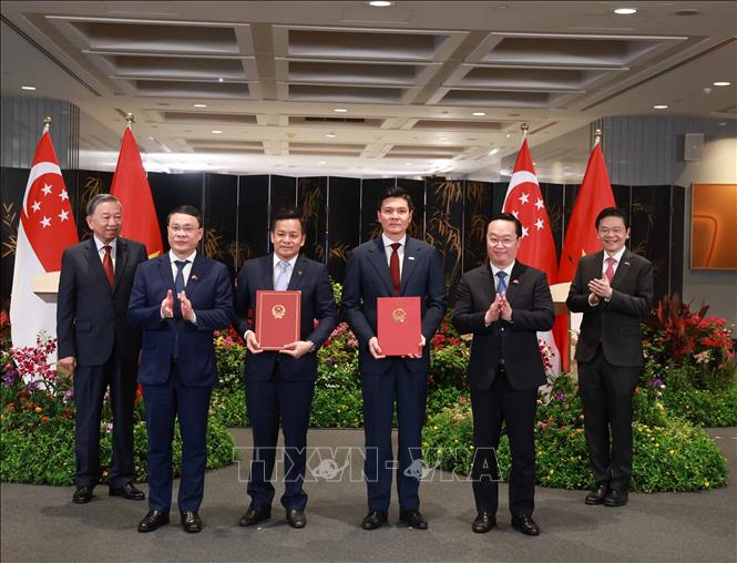Tổng B&iacute; thư T&ocirc; L&acirc;m v&agrave; Thủ tướng Singapore chứng kiến trao c&aacute;c văn kiện hợp t&aacute;c giữa hai nước- Ảnh 2.