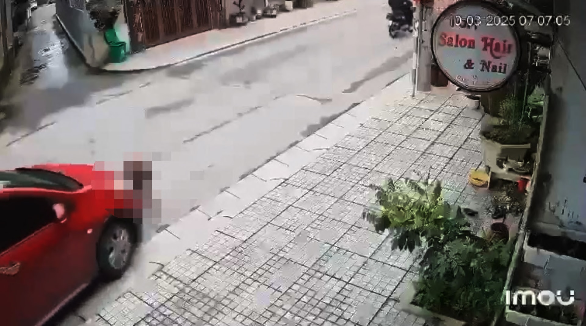 Vụ b&eacute; trai 16 th&aacute;ng tuổi bị xe c&aacute;n tử vong: C&ocirc;ng an l&agrave;m việc với chủ cơ sở mầm non- Ảnh 1.