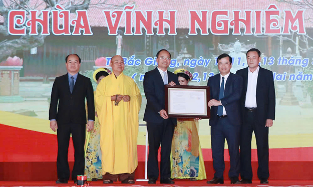 &Ocirc;ng Phan Thế Tuấn, Ph&oacute; Chủ tịch UBND tỉnh Bắc Giang (thứ 2 từ phải sang), trao Bằng chứng nhận bộ tượng Tam Tổ Tr&uacute;c L&acirc;m l&agrave; Bảo vật quốc gia cho đại diện l&atilde;nh đạo TP Bắc Giang, Viện chủ tổ đ&igrave;nh Vĩnh Nghi&ecirc;m v&agrave; x&atilde; Tr&iacute; Y&ecirc;n Ảnh: BẮC GIANG