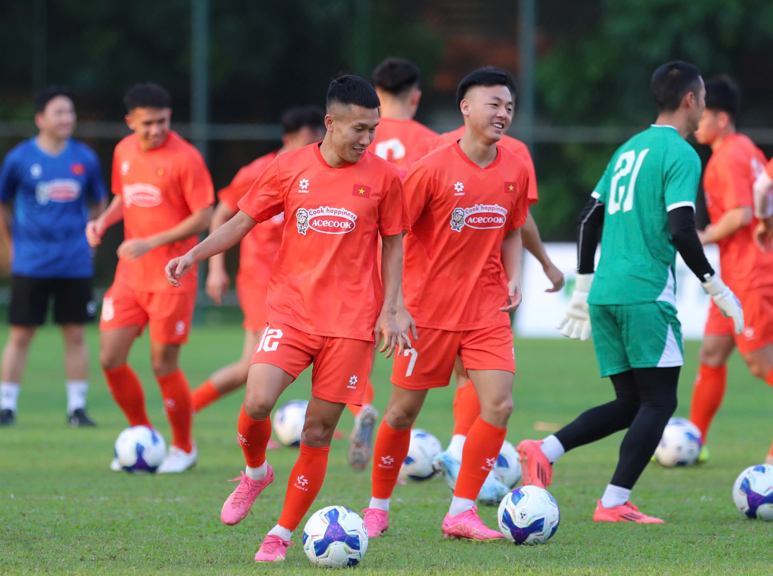 Duy Mạnh n&oacute;i về việc tuyển thủ L&agrave;o gốc Việt gia nhập V-League- Ảnh 3.