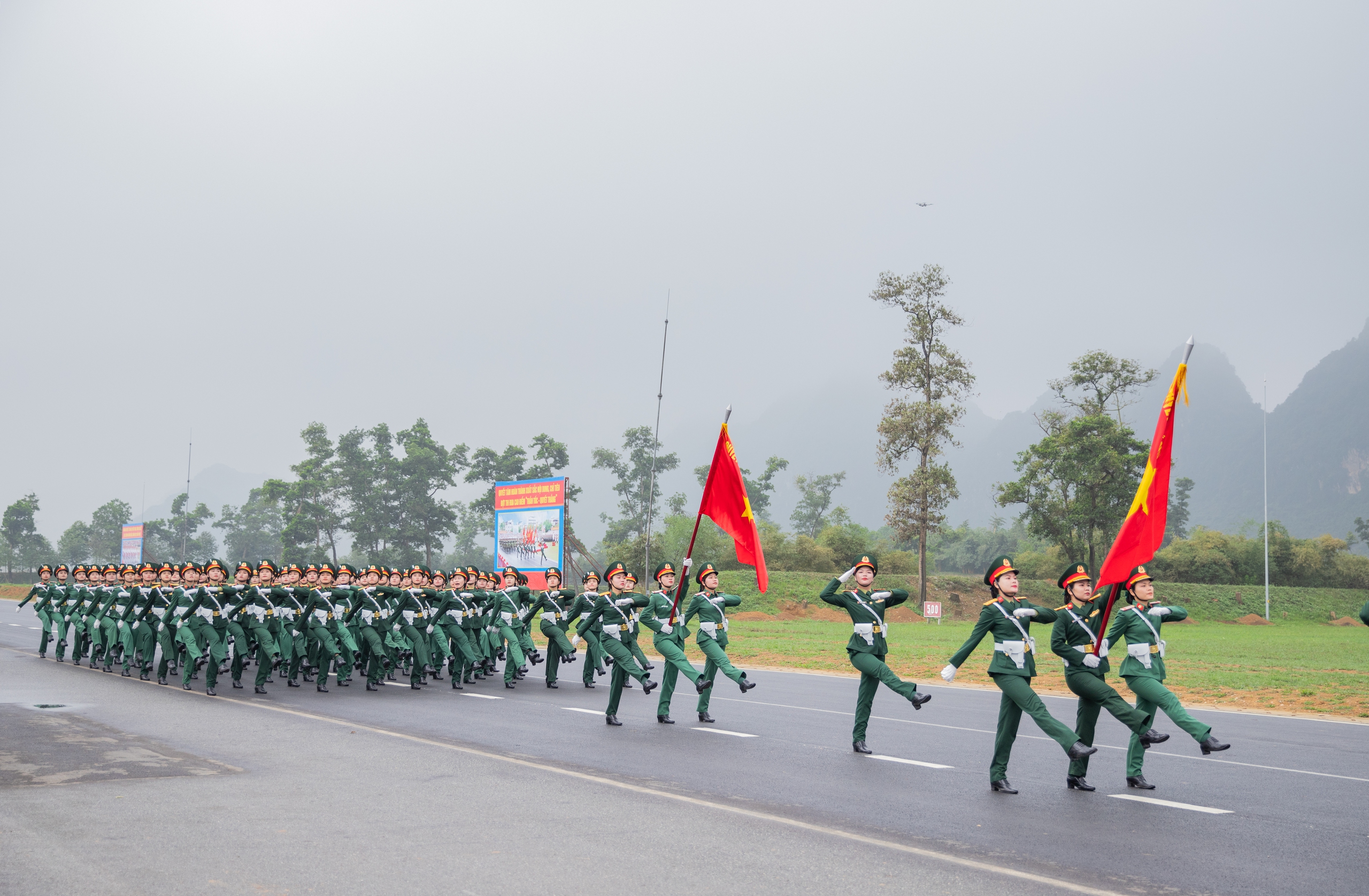 VIDEO: Ngắm những "b&oacute;ng hồng" tr&ecirc;n thao trường tập diễu binh, diễu h&agrave;nh- Ảnh 7.
