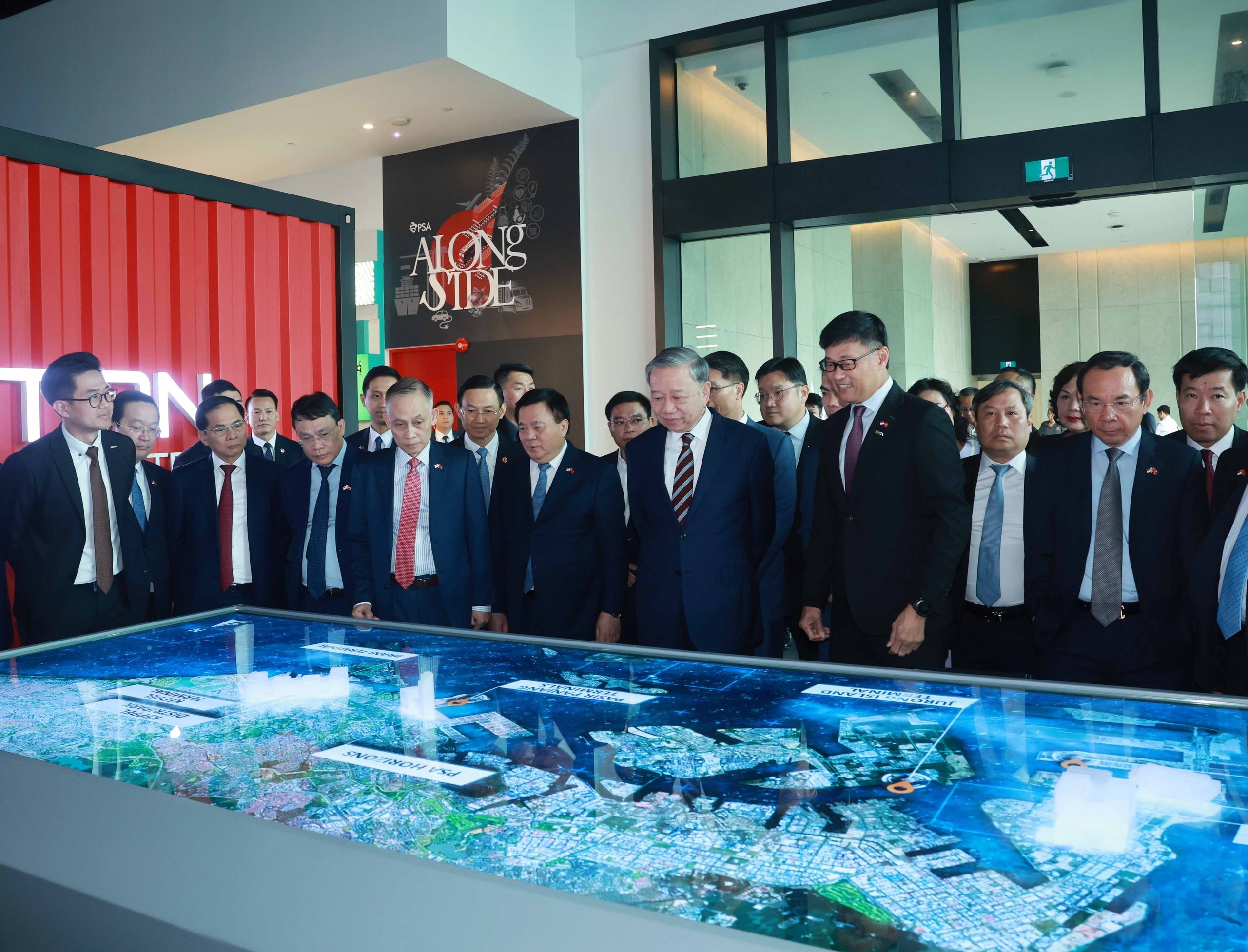 Tổng B&iacute; thư T&ocirc; L&acirc;m đến thăm cảng biển Pasir Panjang ở Singapore ng&agrave;y 13-3 Ảnh: TTXVN