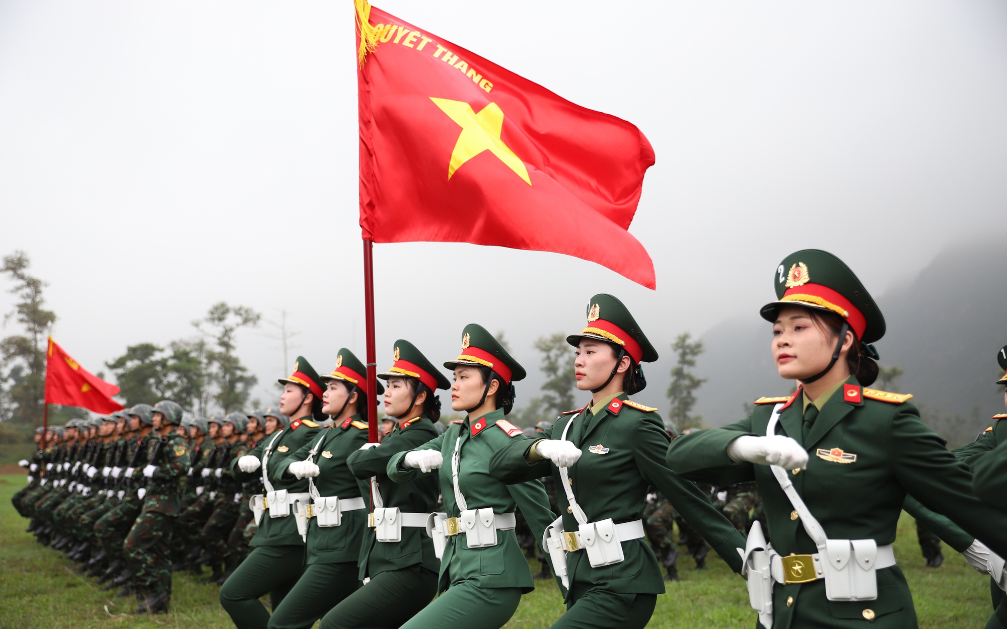 VIDEO: Ngắm những "bóng hồng" trên thao trường tập diễu binh, diễu hành