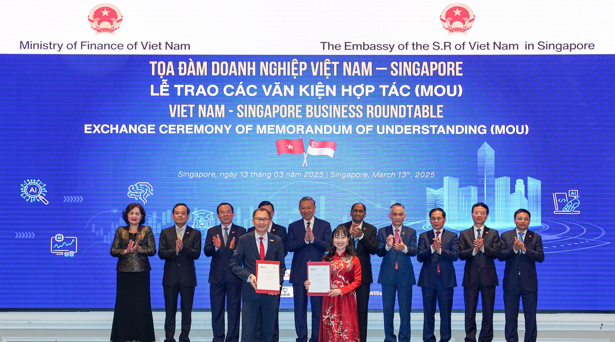 Tổng B&iacute; Thư T&ocirc; L&acirc;m v&agrave; c&aacute;c l&atilde;nh đạo cấp cao chứng kiến Lễ trao MOU giữa Trường Đại học VinUni v&agrave; Đại học NTU - Singapore ng&agrave;y 13-3-2025
