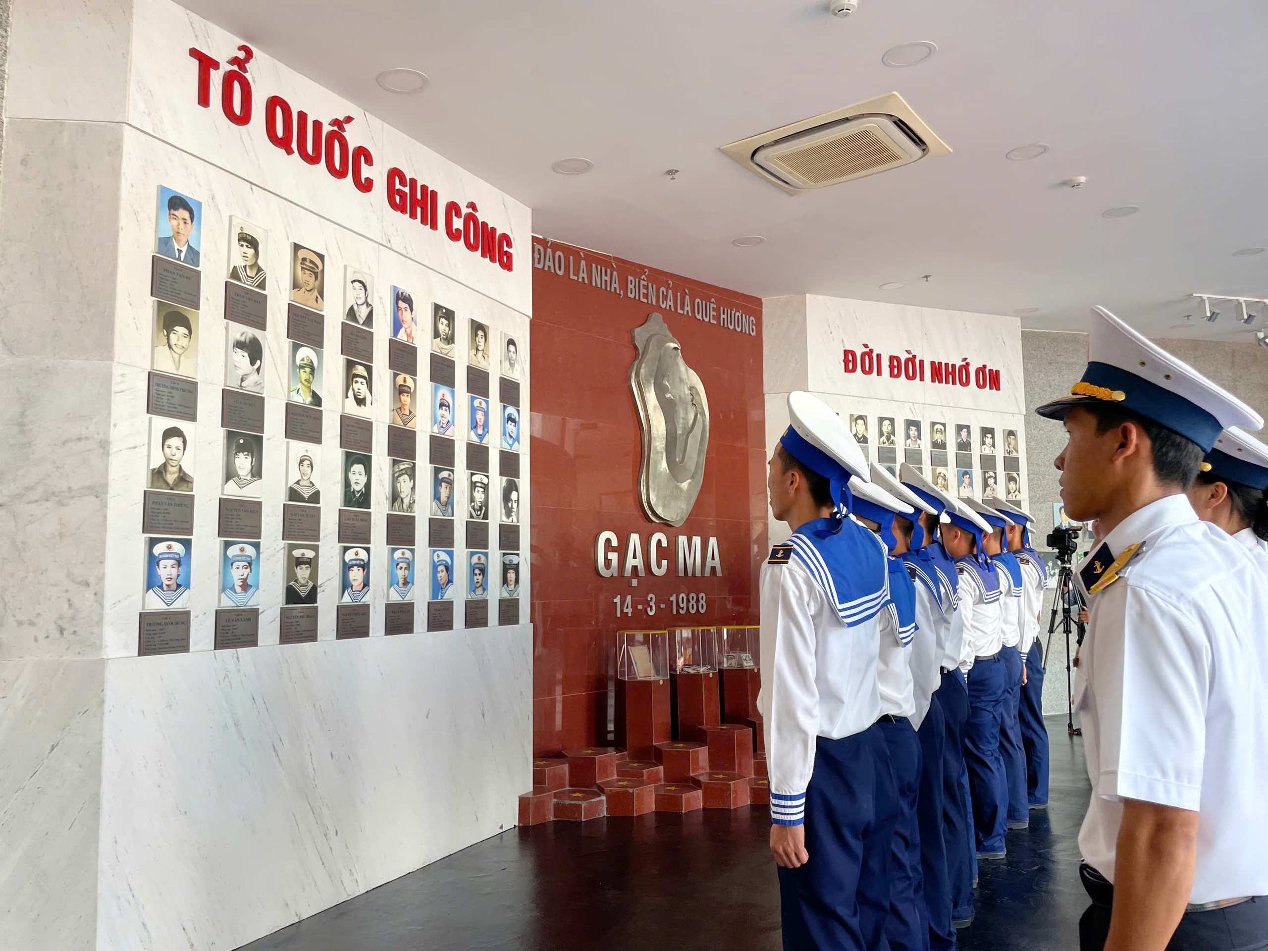 D&acirc;ng hương tưởng niệm 37 năm sự kiện Gạc Ma- Ảnh 5.