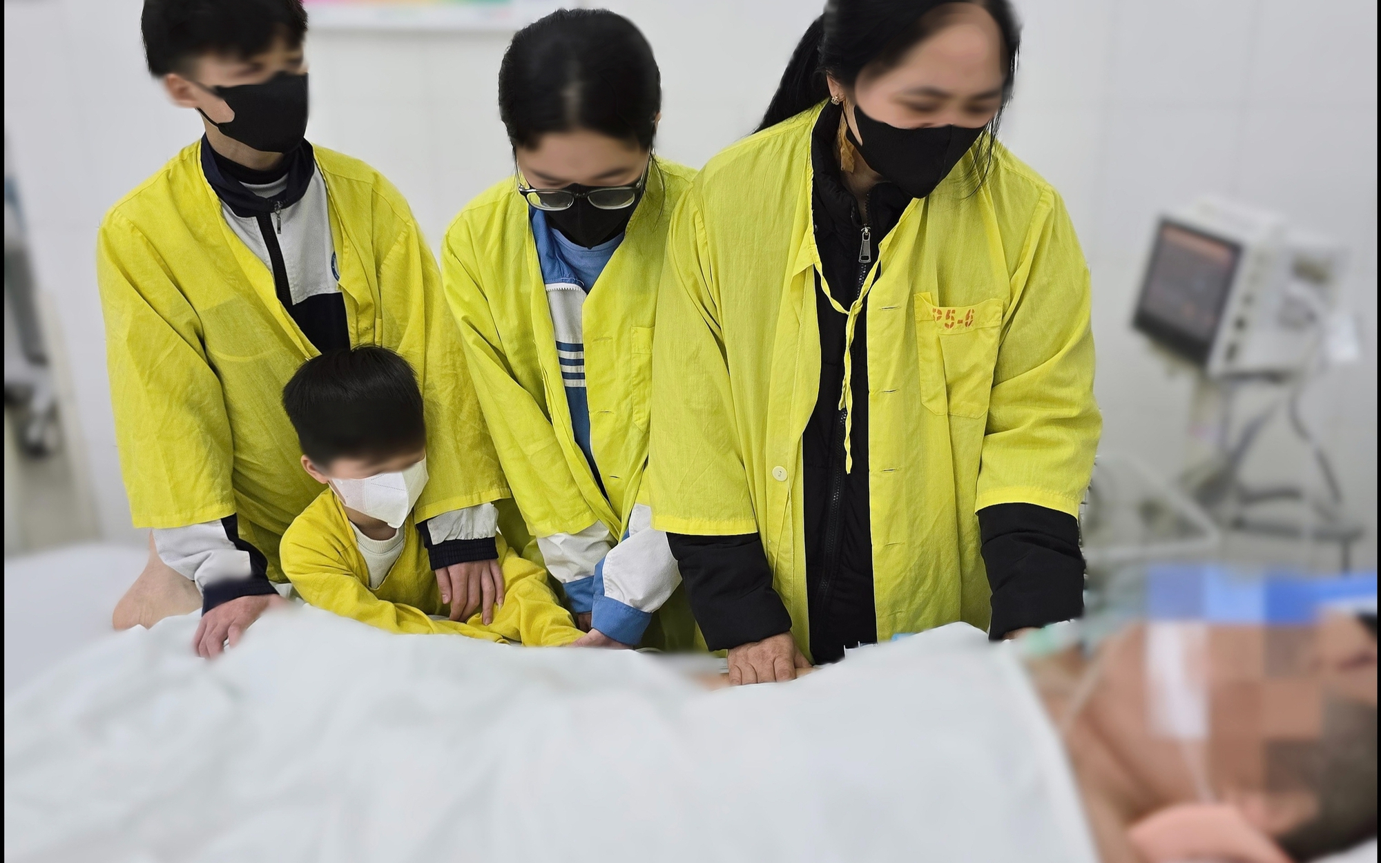 4 mẹ con nghẹn ngào tiễn biệt chồng, cha trong phòng mổ