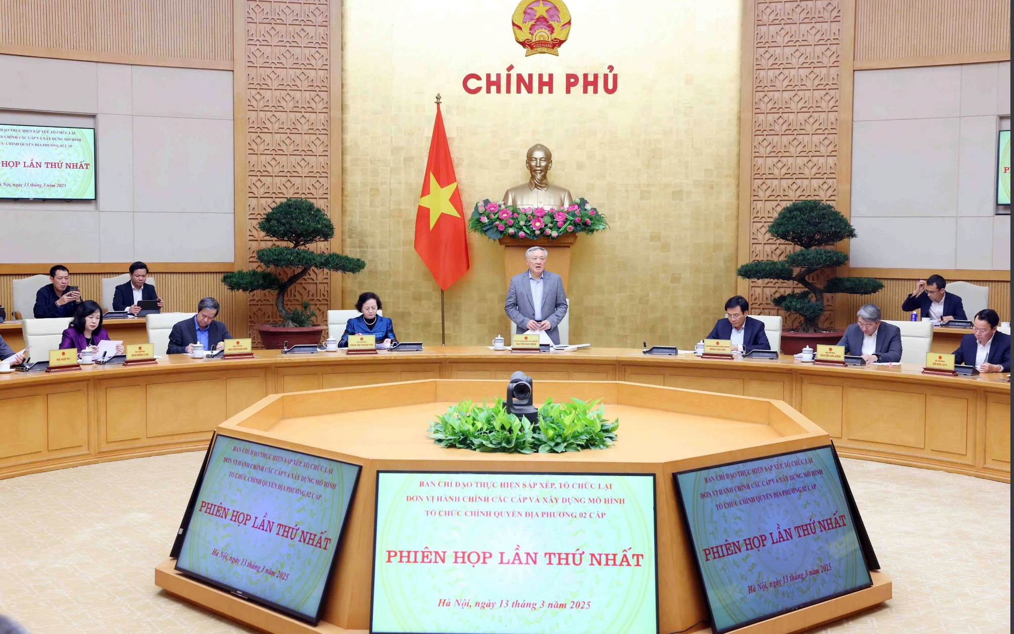 Bộ trưởng Nội vụ: Sắp xếp cả nước c&ograve;n khoảng 2.000 x&atilde;, mỗi x&atilde; gần như một huyện