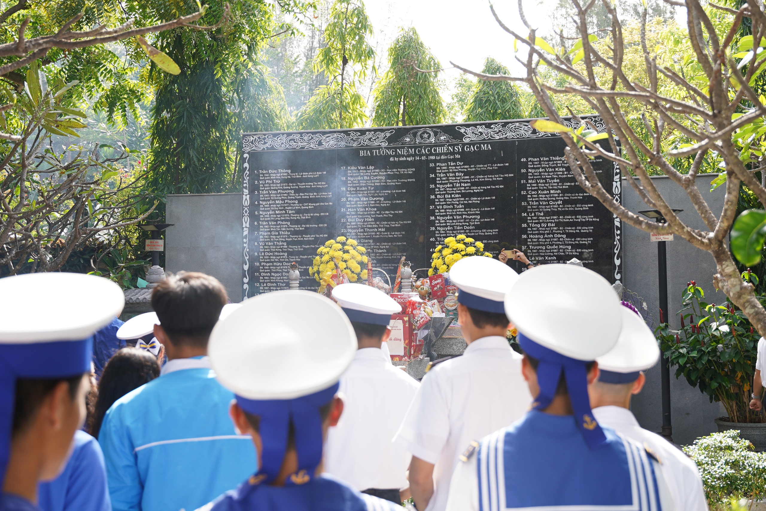 D&acirc;ng hương tưởng niệm 37 năm sự kiện Gạc Ma- Ảnh 7.