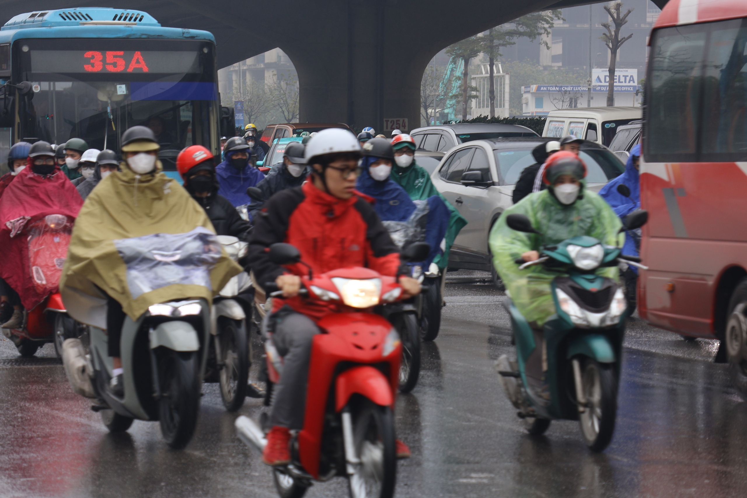 Miền Bắc chuyển từ nồm ẩm sang r&eacute;t đậm, r&eacute;t hại khi kh&ocirc;ng kh&iacute; lạnh tr&agrave;n về- Ảnh 1.