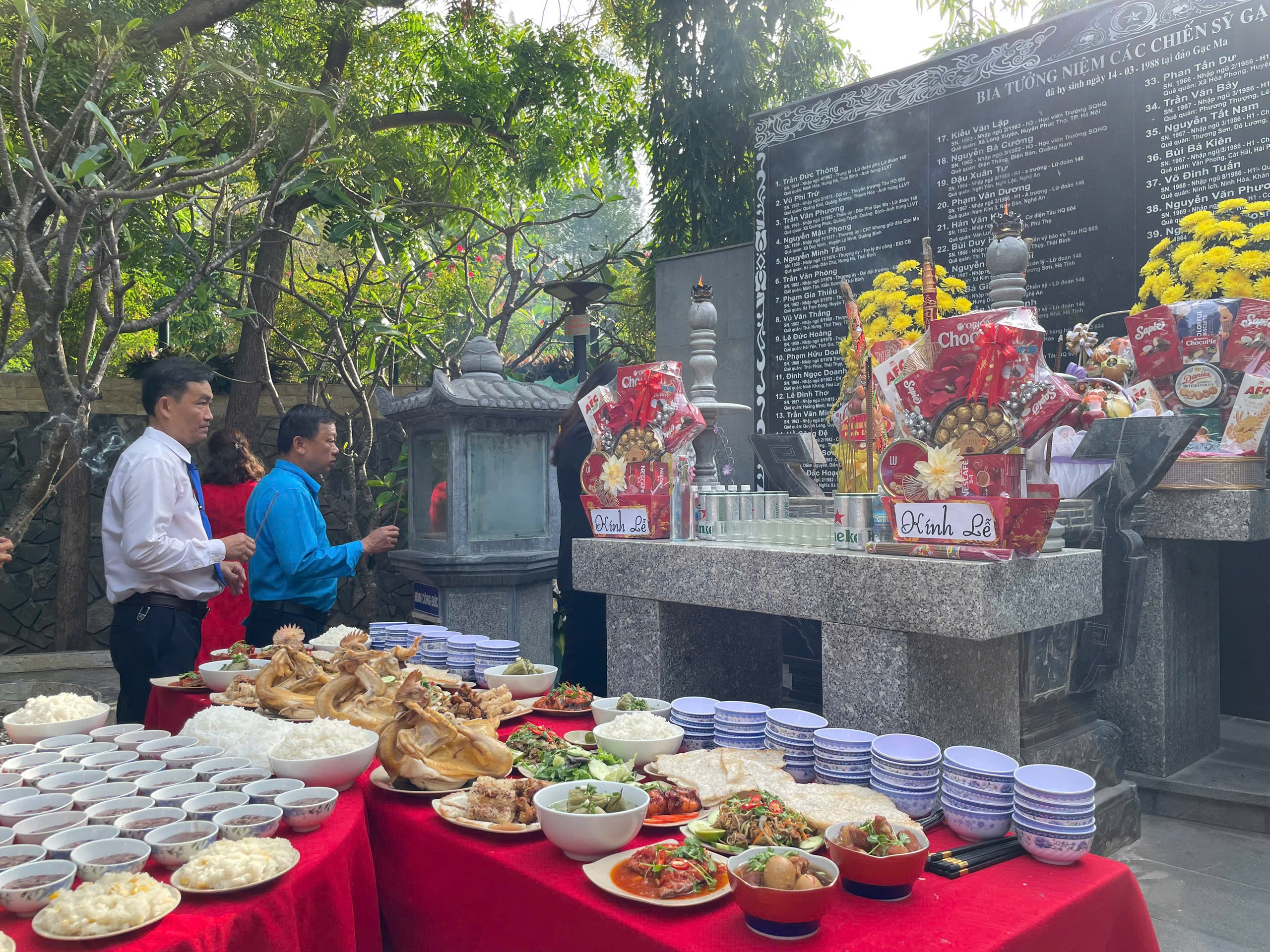 D&acirc;ng hương tưởng niệm 37 năm sự kiện Gạc Ma- Ảnh 10.