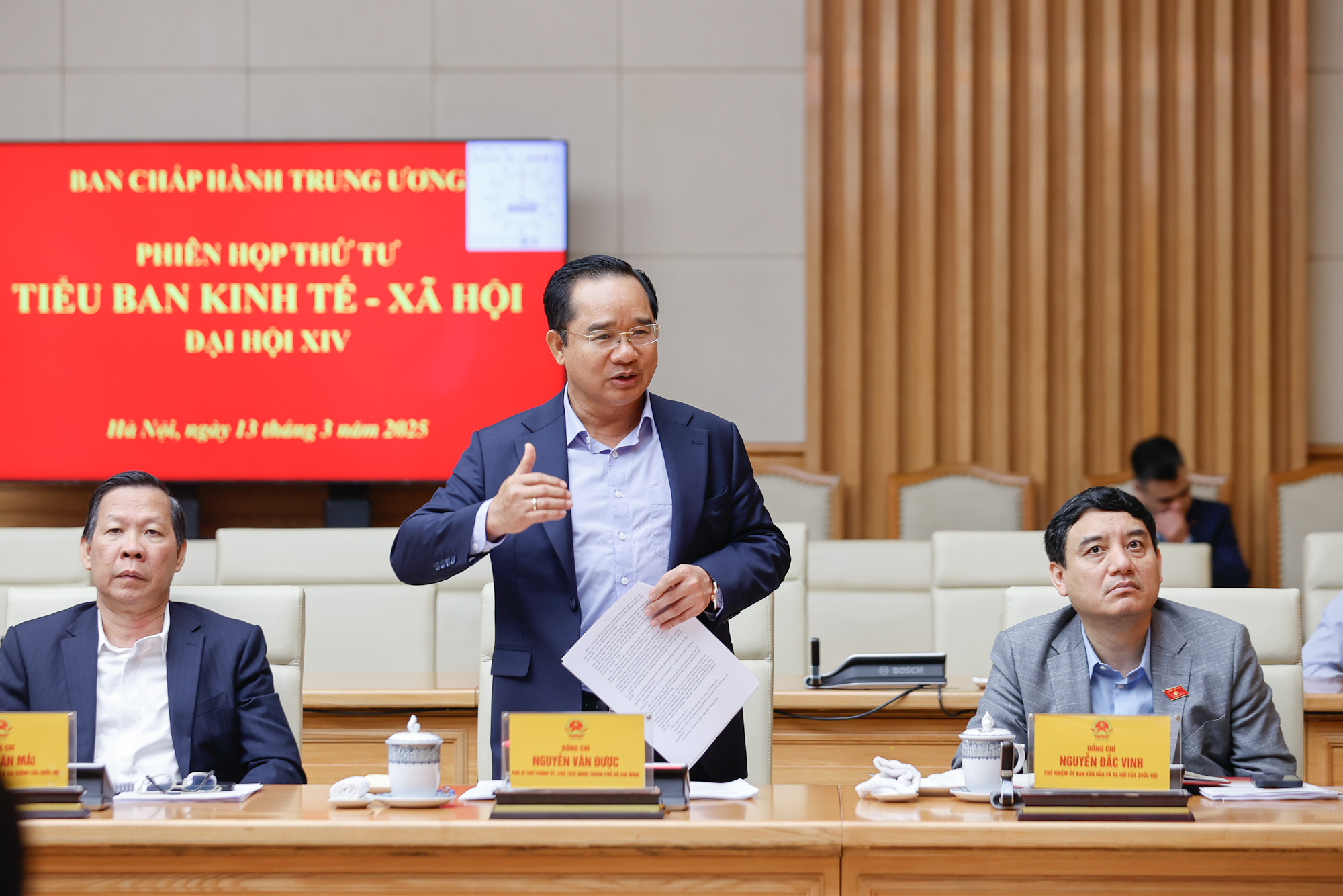 Thủ tướng: Dự thảo B&aacute;o c&aacute;o Kinh tế - x&atilde; hội tr&igrave;nh Đại hội XIV "kh&ocirc;ng t&ocirc; hồng, kh&ocirc;ng b&ocirc;i đen"- Ảnh 2.
