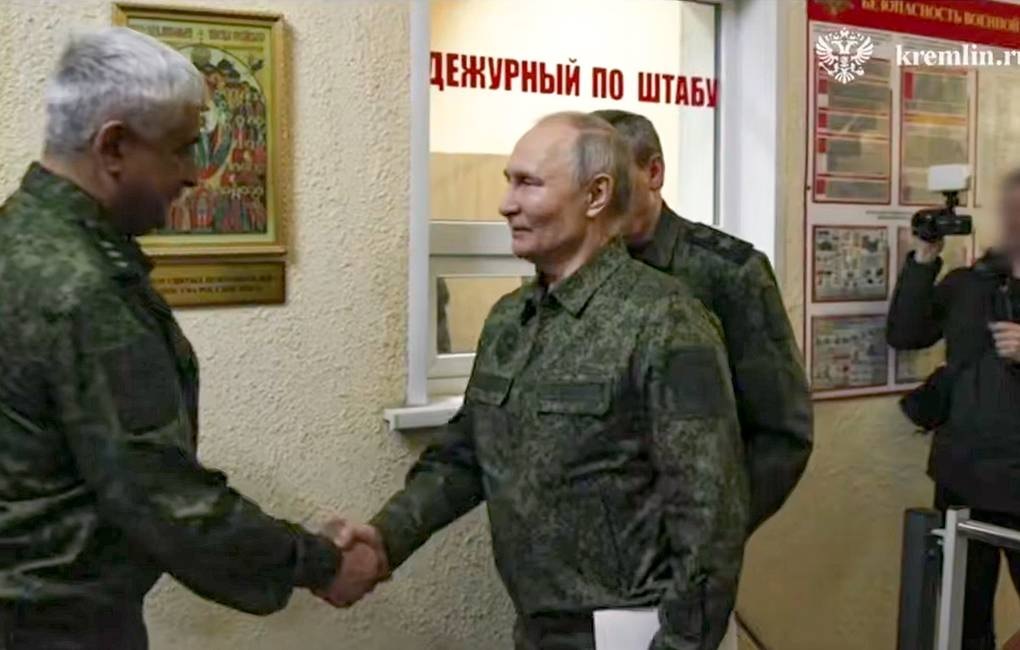 Tổng thống Putin tới thăm một sở chỉ huy ở v&ugrave;ng Kursk ng&agrave;y 12-3. Ảnh: TASS