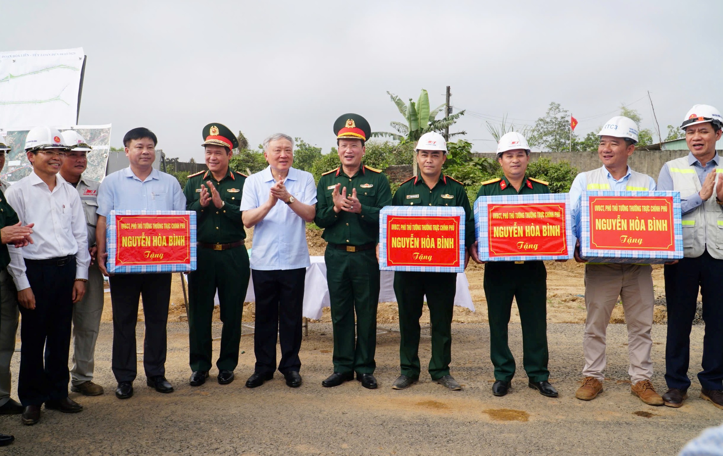 Ph&oacute; Thủ tướng Thường trực Nguyễn H&ograve;a B&igrave;nh kiểm tra cao tốc H&ograve;a Li&ecirc;n &ndash; T&uacute;y Loan- Ảnh 2.