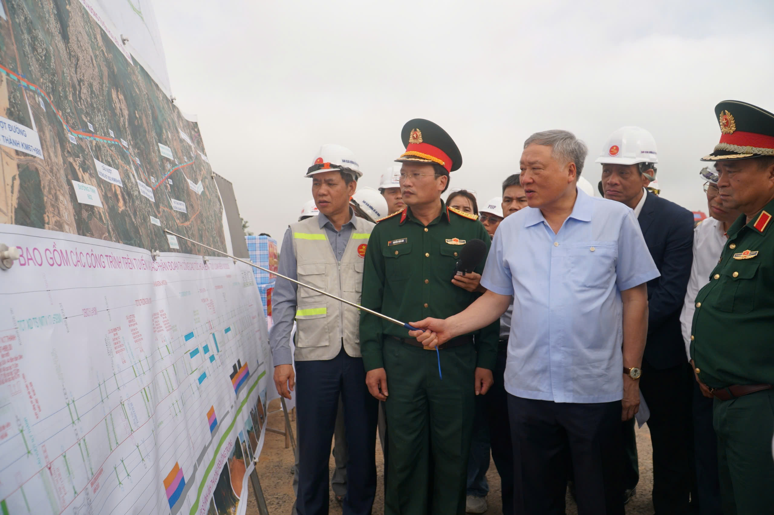 Ph&oacute; Thủ tướng Thường trực Nguyễn H&ograve;a B&igrave;nh kiểm tra cao tốc H&ograve;a Li&ecirc;n &ndash; T&uacute;y Loan- Ảnh 1.