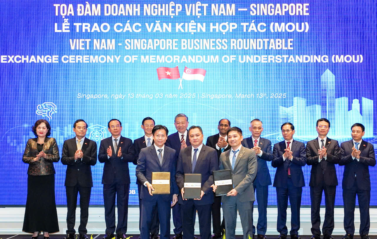 &Ocirc;ng Phạm Huy B&igrave;nh (h&agrave;ng đầu, giữa) - Chủ tịch Saigontourist Group c&ugrave;ng đại diện Vietnam Airlines, APG Singapore trao bản hợp t&aacute;c với sự chứng kiến của Tổng B&iacute; thư T&ocirc; L&acirc;m v&agrave; l&atilde;nh đạo cao cấp Việt Nam, Singapore, ng&agrave;y 13-3-2025
