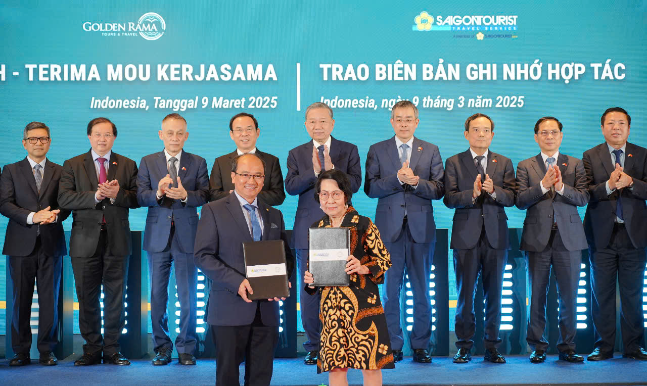 Đại diện l&atilde;nh đạo C&ocirc;ng ty Dịch vụ Lữ h&agrave;nh Saigontourist (b&ecirc;n tr&aacute;i) v&agrave; Golden Rama Express Indonesia trao bản hợp t&aacute;c với sự chứng kiến của Tổng B&iacute; thư T&ocirc; L&acirc;m v&agrave; l&atilde;nh đạo cao cấp Việt Nam, Indonesia ng&agrave;y 9-3-2025
