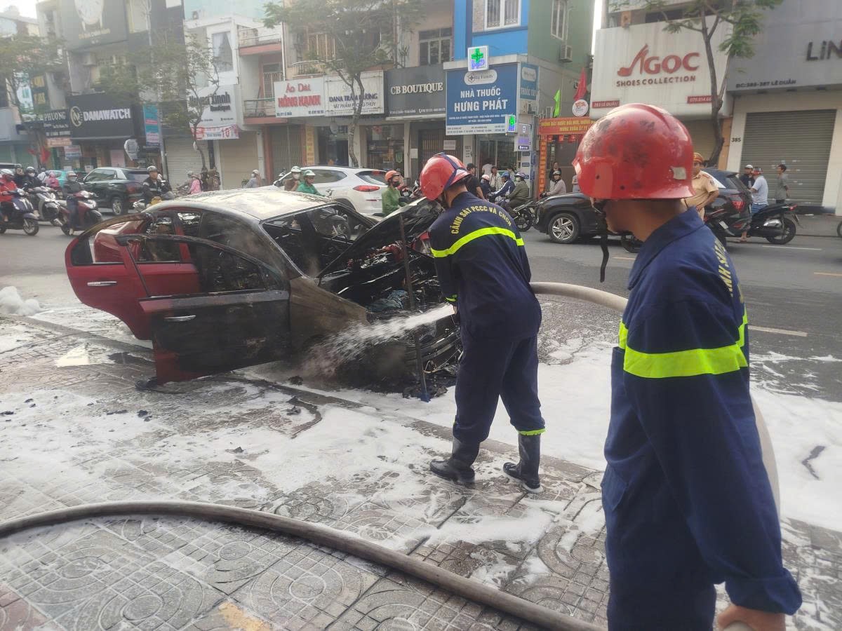 &Ocirc; t&ocirc; bốc ch&aacute;y giữa đường phố đ&ocirc;ng đ&uacute;c ở Đ&agrave; Nẵng - Ảnh 2.