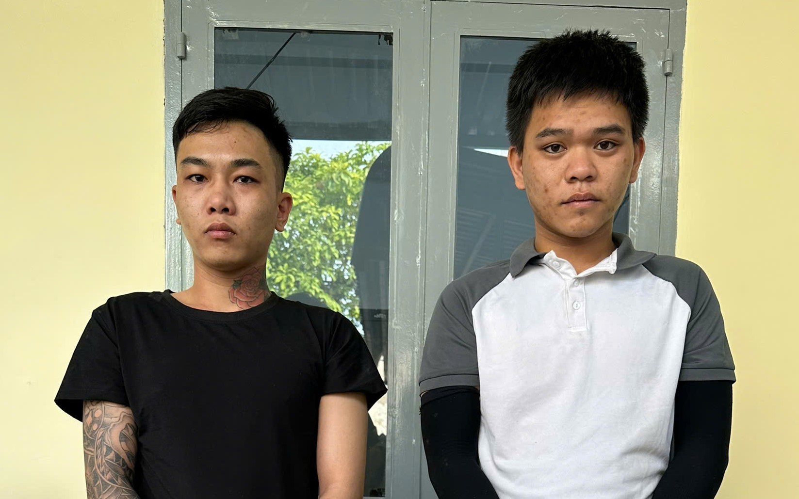 2 thanh niên bất ngờ khóa trái cửa và đổ xăng vào phòng của đôi vợ chồng ở Biên Hòa