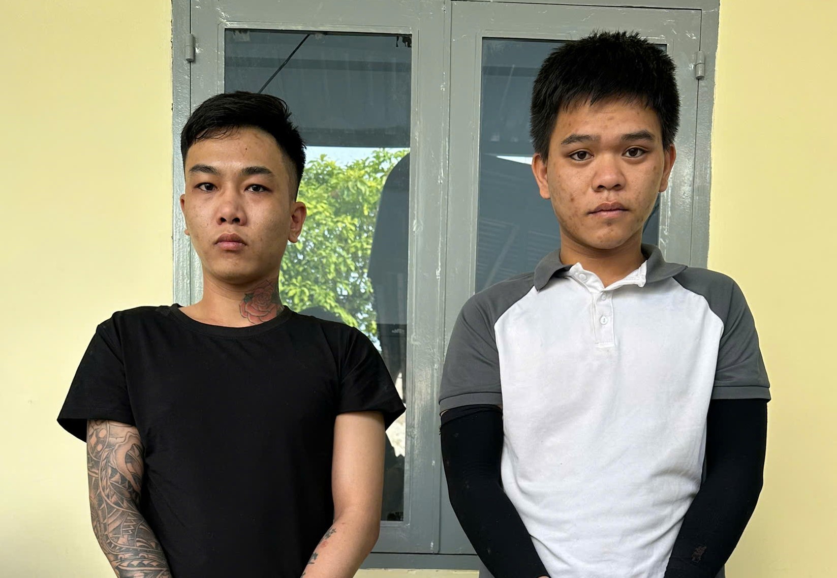 2 thanh ni&ecirc;n bất ngờ kh&oacute;a tr&aacute;i cửa v&agrave; đổ xăng v&agrave;o ph&ograve;ng của đ&ocirc;i vợ chồng ở Bi&ecirc;n H&ograve;a  - Ảnh 1.
