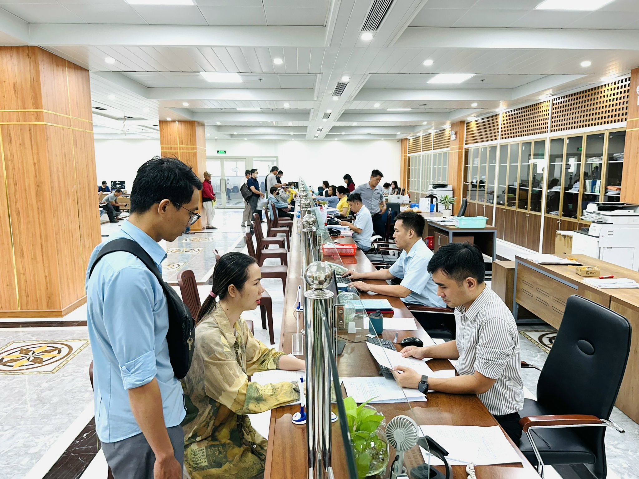 TP HCM: Trong th&aacute;ng 3-2025, người lao động nộp hồ sơ nhận BHXH một lần tại 15 BHXH tuyến huyện- Ảnh 1.