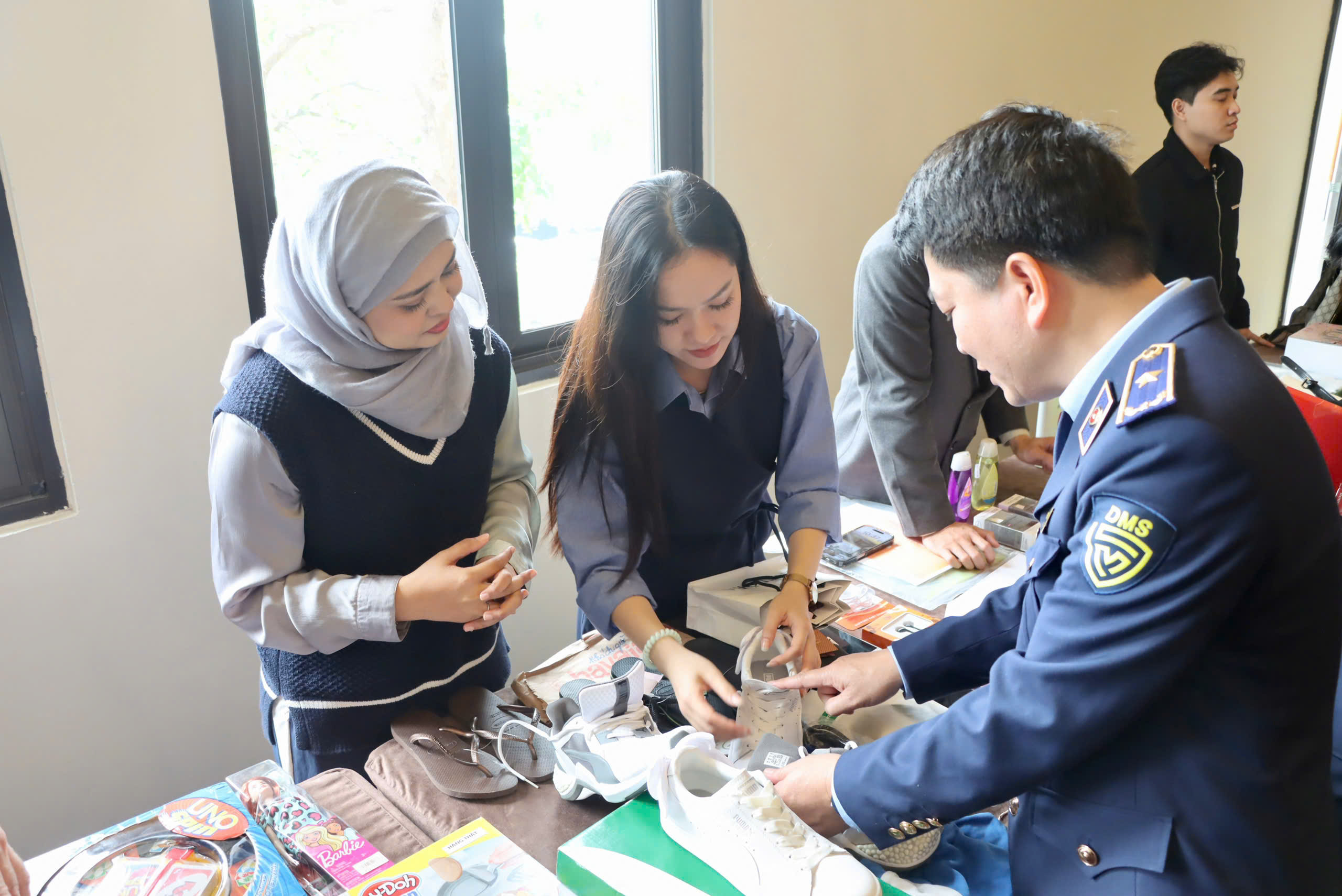 Lợi dụng thương mại điện tử để b&aacute;n h&agrave;ng giả, h&agrave;ng cấm, số tiền xử phạt tới h&agrave;ng triệu USD- Ảnh 1.