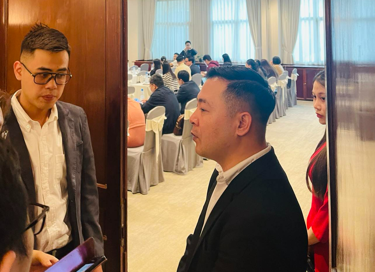 Ph&oacute;ng vi&ecirc;n bị ngăn v&agrave;o gặp gỡ b&aacute;o ch&iacute; về kẹo rau củ c&oacute; Hằng Du Mục, Quang Linh Vlogs quảng c&aacute;o- Ảnh 1.
