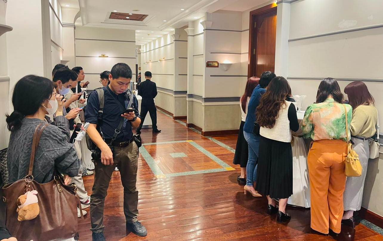 Ph&oacute;ng vi&ecirc;n bị ngăn v&agrave;o gặp gỡ b&aacute;o ch&iacute; về kẹo rau củ c&oacute; Hằng Du Mục, Quang Linh Vlogs quảng c&aacute;o- Ảnh 3.