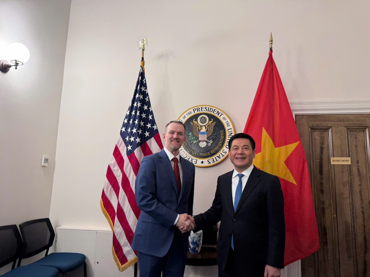 Đặc ph&aacute;i vi&ecirc;n của Thủ tướng, Bộ trưởng Bộ C&ocirc;ng Thương l&agrave;m việc với Trưởng Đại diện Thương mại Mỹ- Ảnh 1.