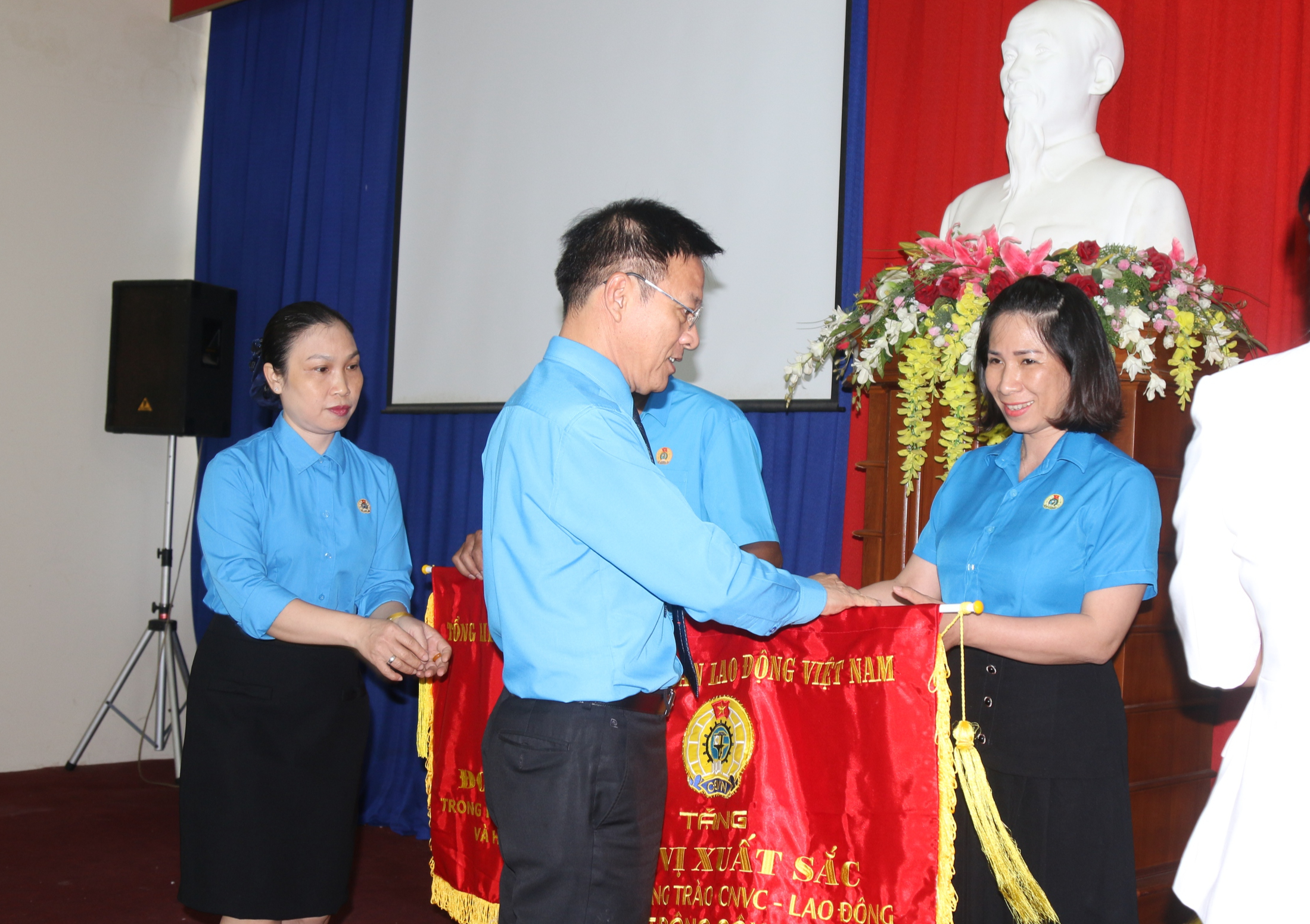 42.000 người lao động ở Kh&aacute;nh H&ograve;a được hỗ trợ tiền ăn với mức trung b&igrave;nh 20.000 đồng/ca- Ảnh 2.