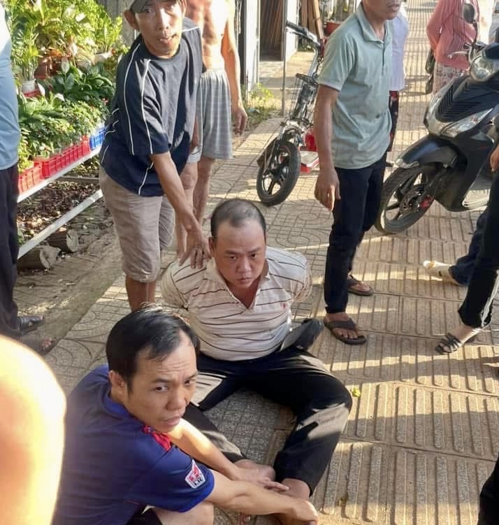 Khoảnh khắc b&agrave; chủ tiệm v&agrave;ng lao l&ecirc;n chặn đầu xe t&ecirc;n cướp- Ảnh 1.