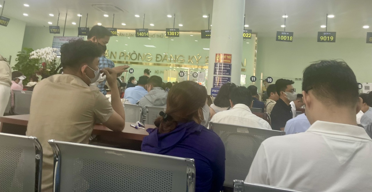 Giao dịch bất động sản ở TP HCM nhộn nhịp trở lại, văn phòng đăng ký đất đai đông nghẹt người- Ảnh 6.
