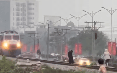 VIDEO: Cố vượt qua đường sắt khi g&aacute;c chắn đ&atilde; hạ, người đ&agrave;n &ocirc;ng bị t&agrave;u hỏa t&ocirc;ng tử vong- Ảnh 1.