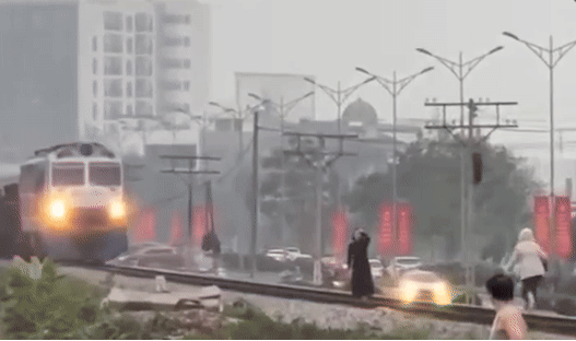 VIDEO: Hai người phụ nữ "tạo dáng" trên đường ray, tàu hỏa phải phanh gấp- Ảnh 1.