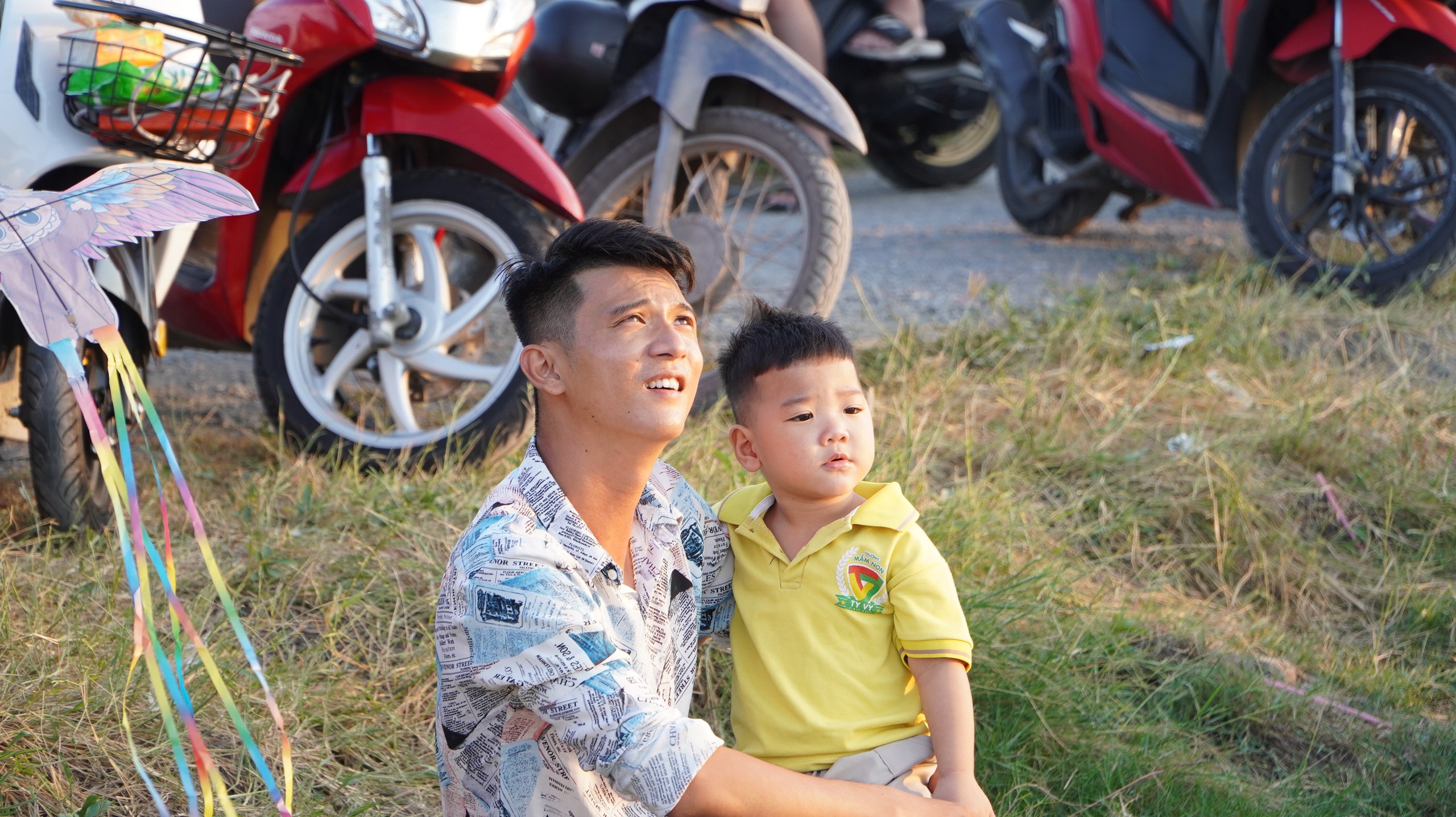VIDEO: Diều khổng lồ phát sáng thu hút người dân chờ đến tối mịt để xem- Ảnh 10.