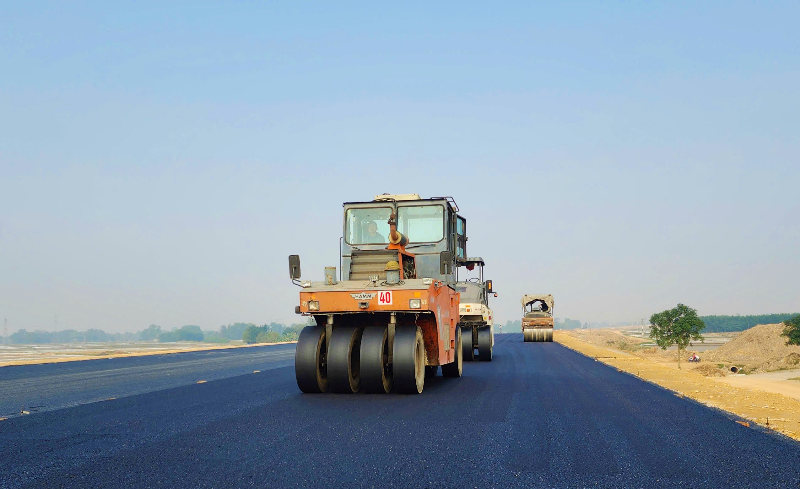 Vượt nắng thắng mưa tr&ecirc;n cao tốc Bắc - Nam- Ảnh 4.