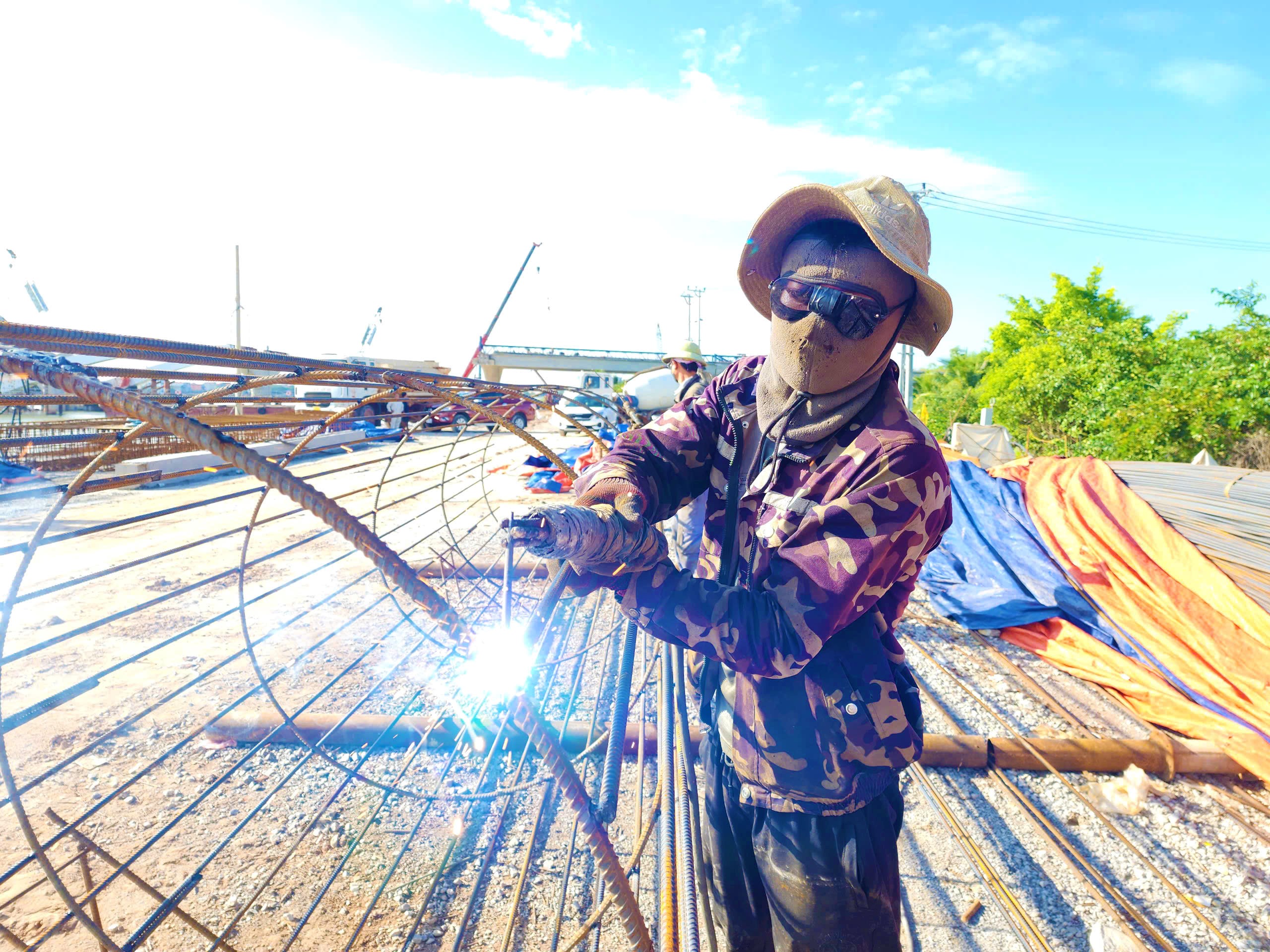 Vượt nắng thắng mưa tr&ecirc;n cao tốc Bắc - Nam- Ảnh 6.